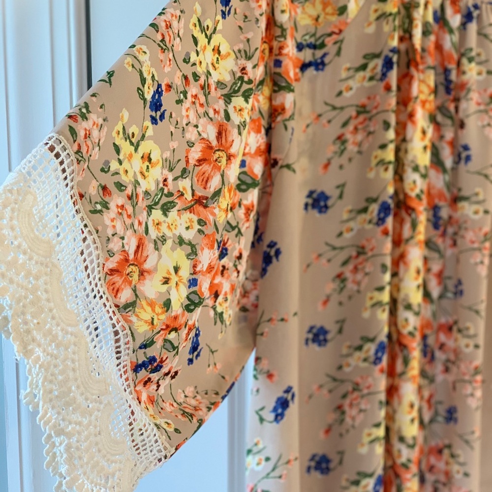 Beautiful floral kimono with lace trim Sz. S/M